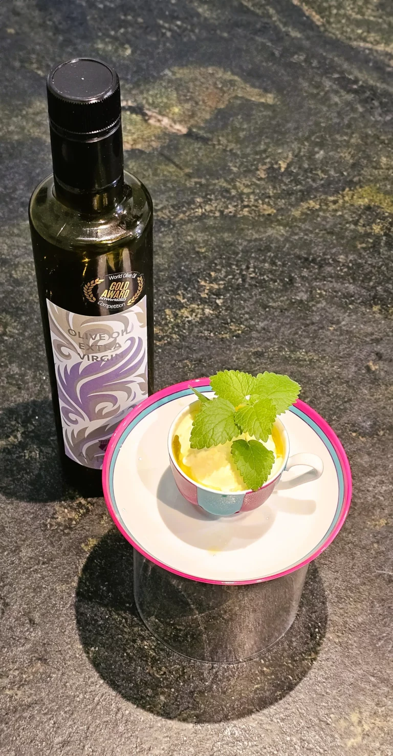 Avistria Olivenölflasche mit dem Dessert Vanilla Sky welches eine Vanilleiskugel in einer Tasse zeigt