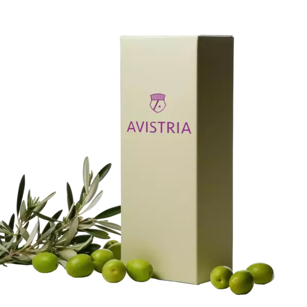 Verpackung von AVISTRIA mit grünem Olivenmotiv, umgeben von frischen Oliven und Olivenzweigen, präsentiert sich elegant und modern.