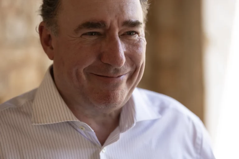 Das Gesicht eines Mannes beim Ölziehen