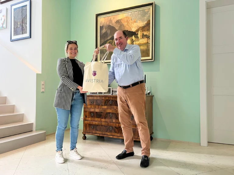 Übergabe eines Thermobeutels mit Avistria-Logo an die Frauenberatungsstelle.